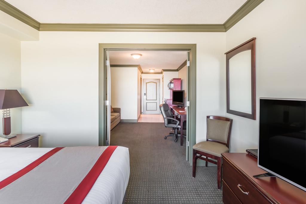 Ramada By Wyndham Hinton Hotel Exterior photo