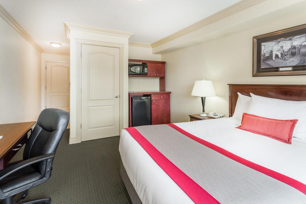 Ramada By Wyndham Hinton Hotel Exterior photo