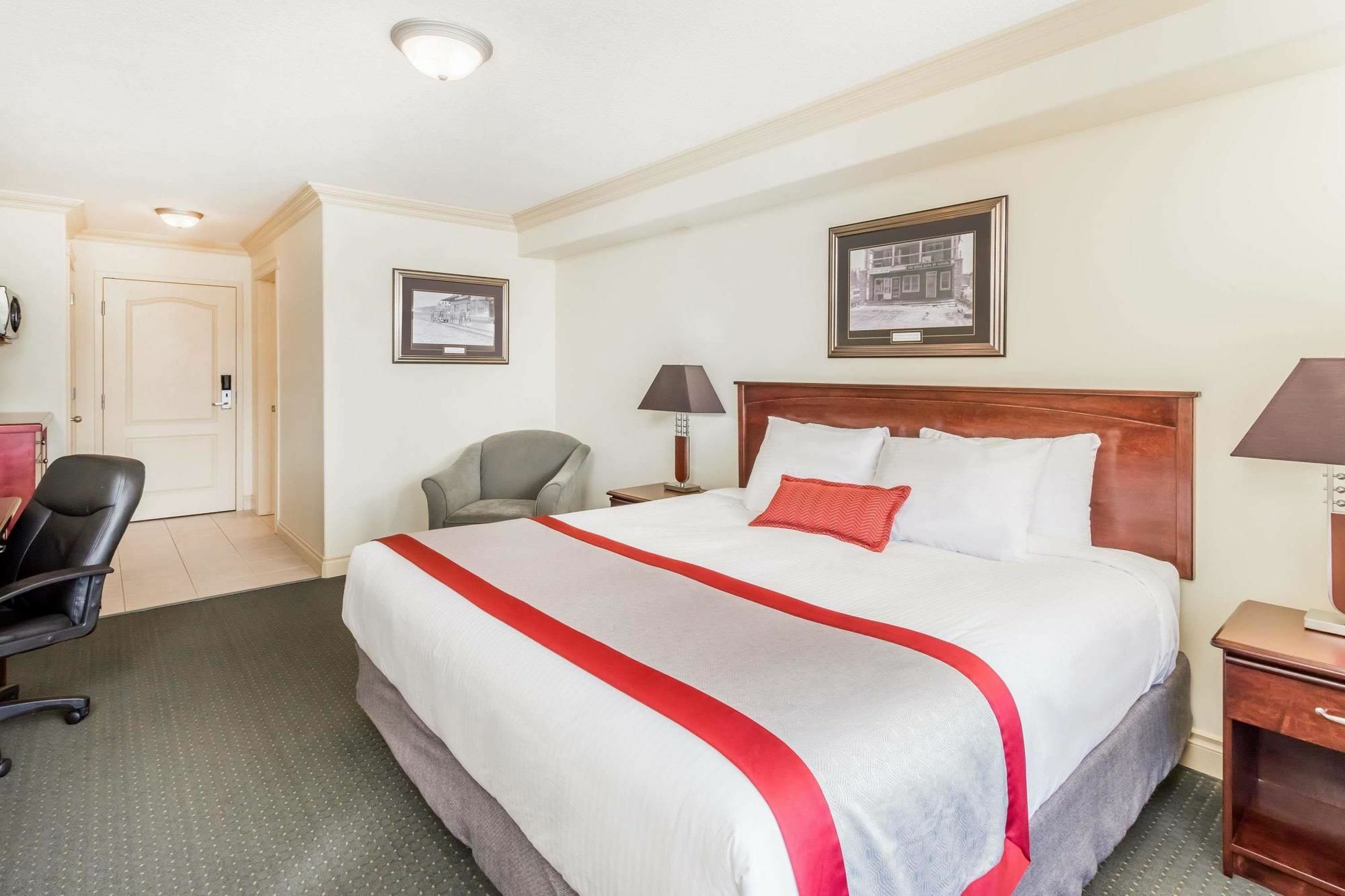 Ramada By Wyndham Hinton Hotel Exterior photo