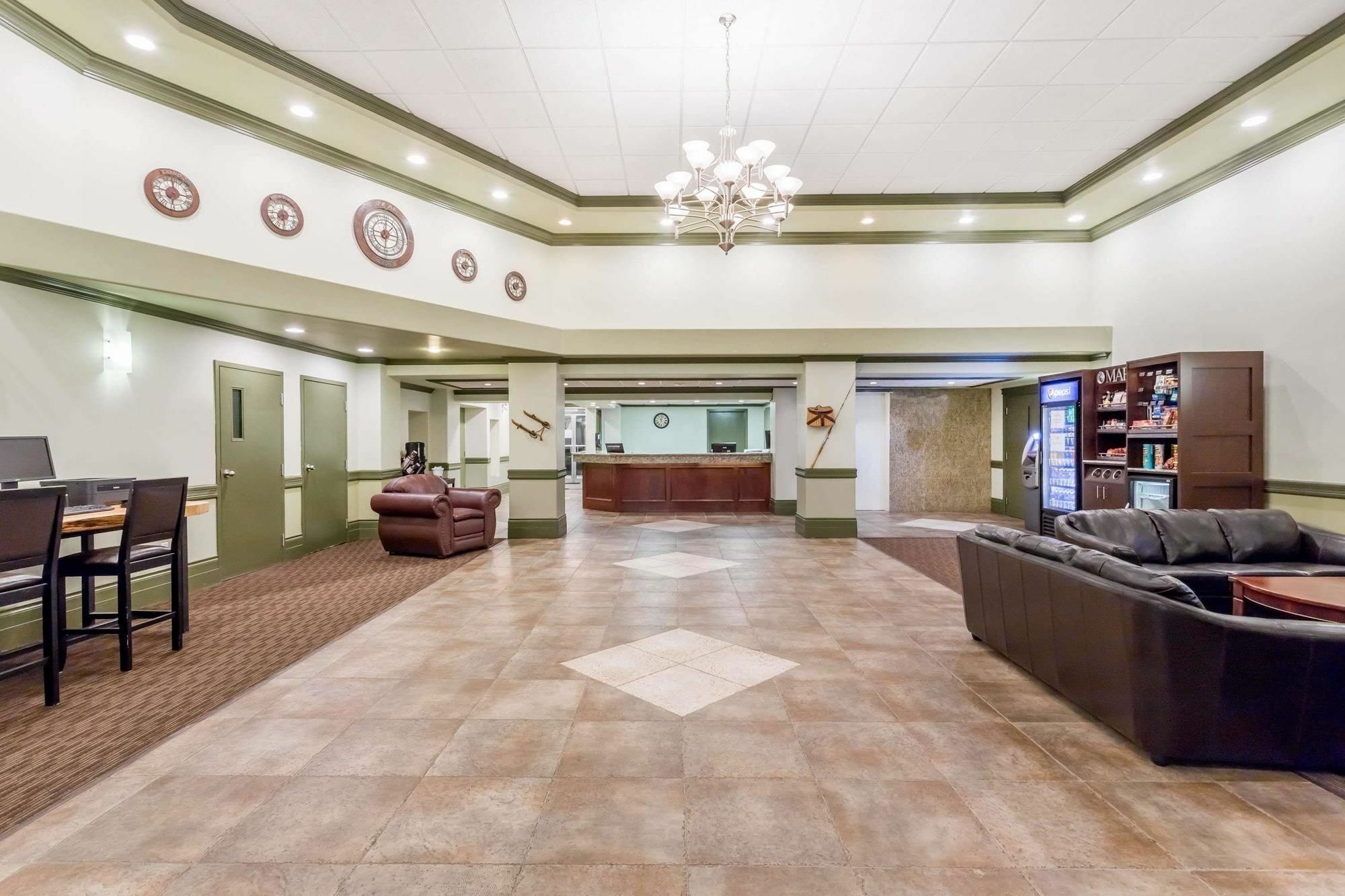 Ramada By Wyndham Hinton Hotel Exterior photo