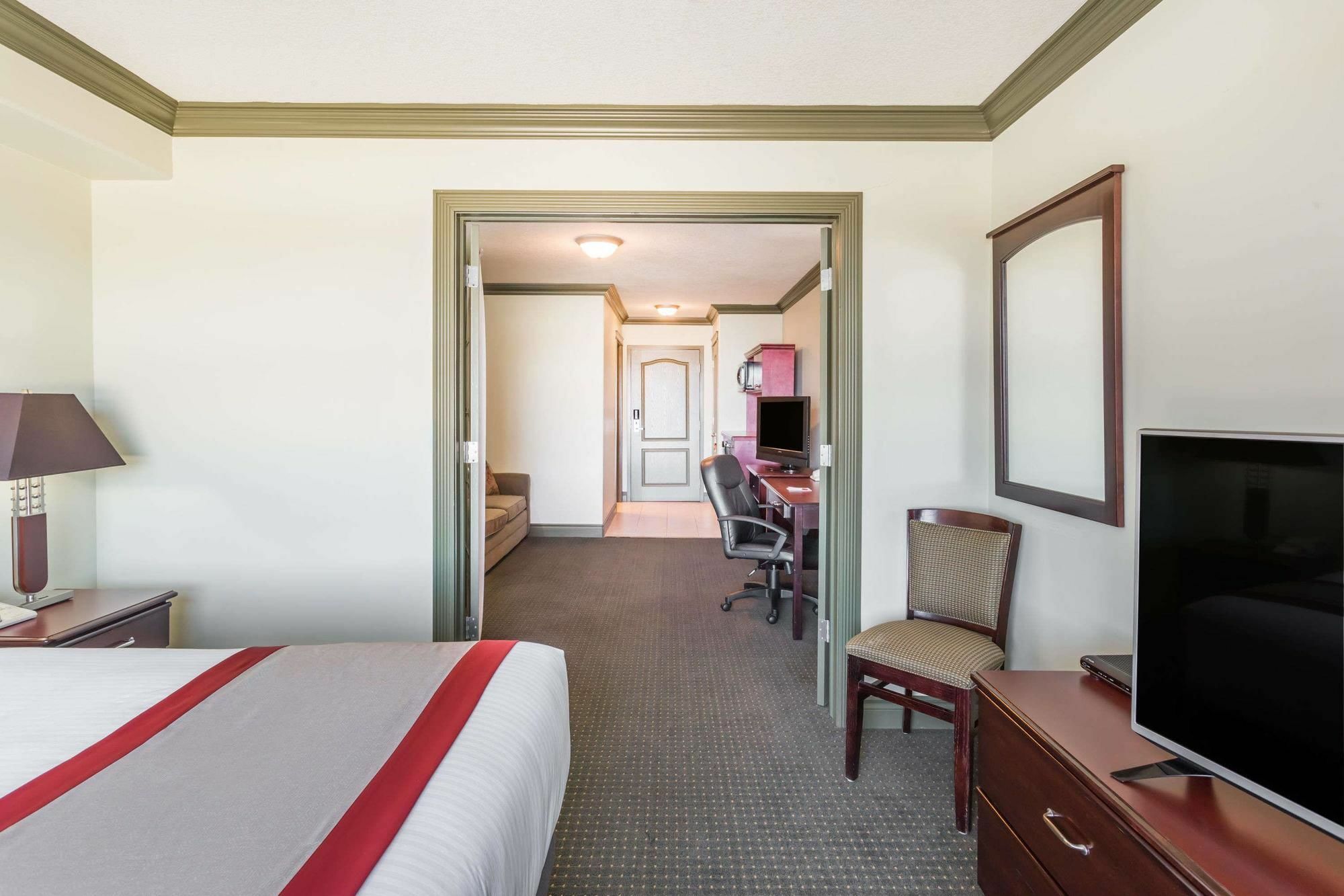 Ramada By Wyndham Hinton Hotel Exterior photo